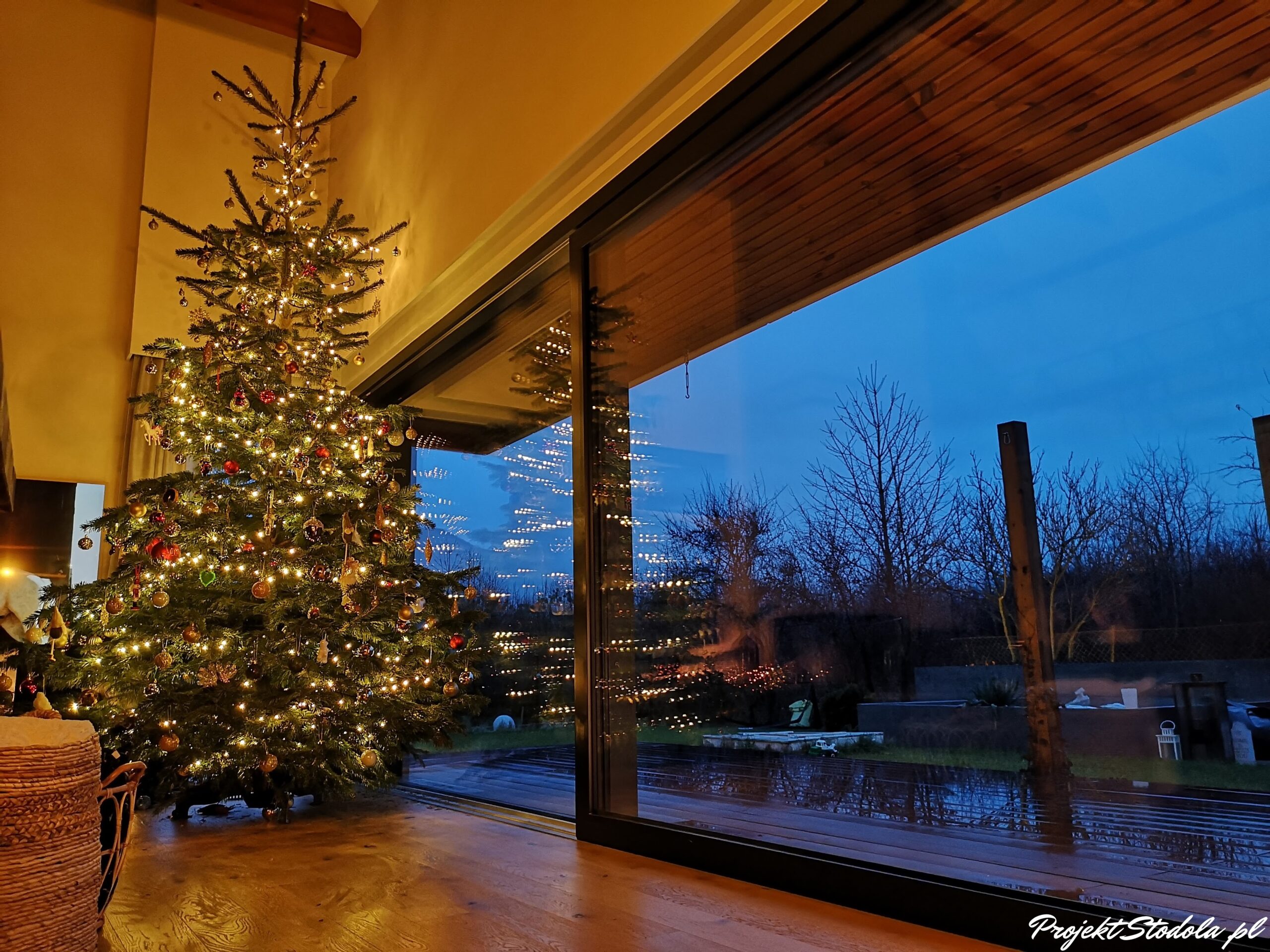 Projekt Stodoła Stodoła M wnętrza jak udekorować dom na święta choinka (15) duże okna, hs, nowoczesna stodoła
