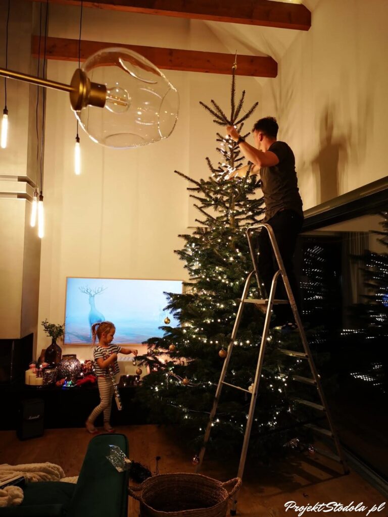 ubieranie choinki, wysoka choinka