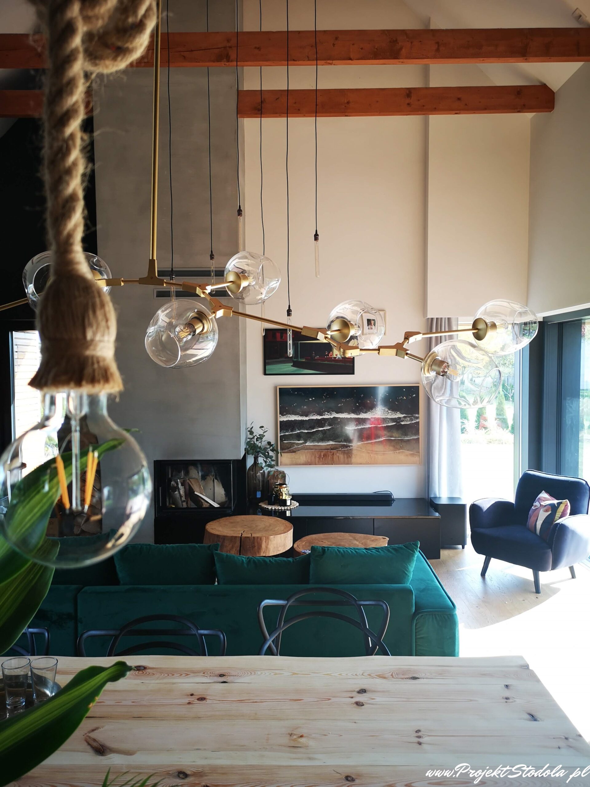 Projekt Stodoła M_ widok na salon z kuchni nowoczesna stodoła wnętrze