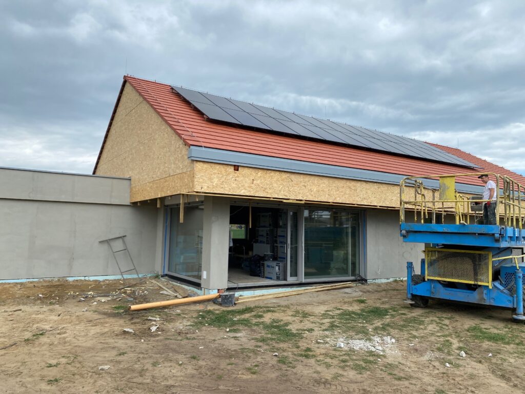 dach z dachówką płaską ceglastą